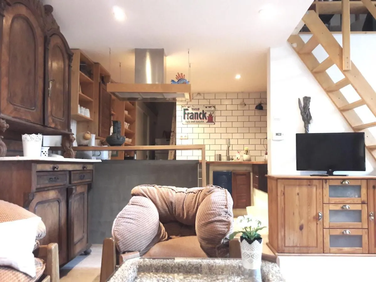 Unique, Homey Apartment With Free Parking In Central Budapest